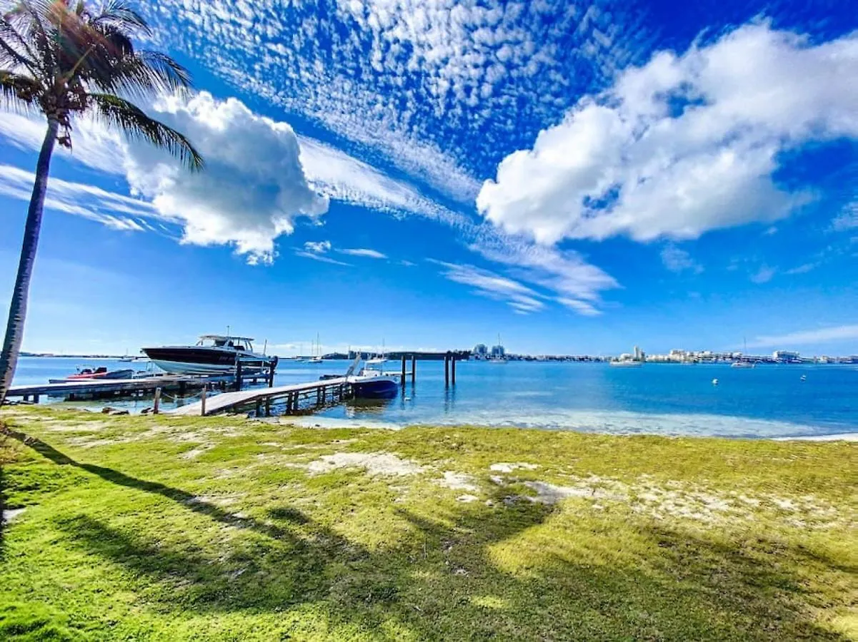 Villa Marie, Swimming Pool, Beach, Pontoon And Jacuzzi, All Private Baie Nettle